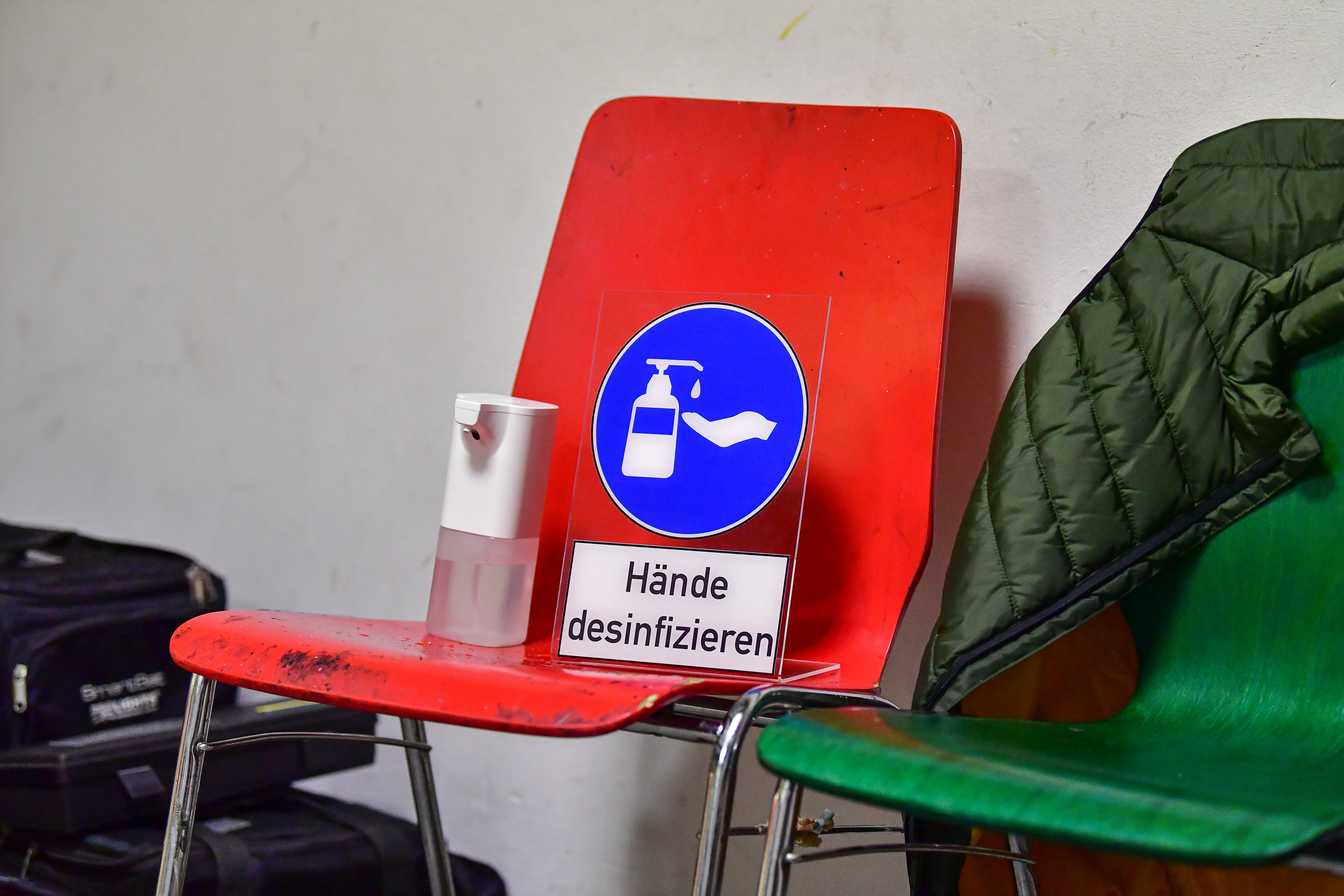 Desinfektionsmittel steht auf einem Stuhl beim Handballspiel.