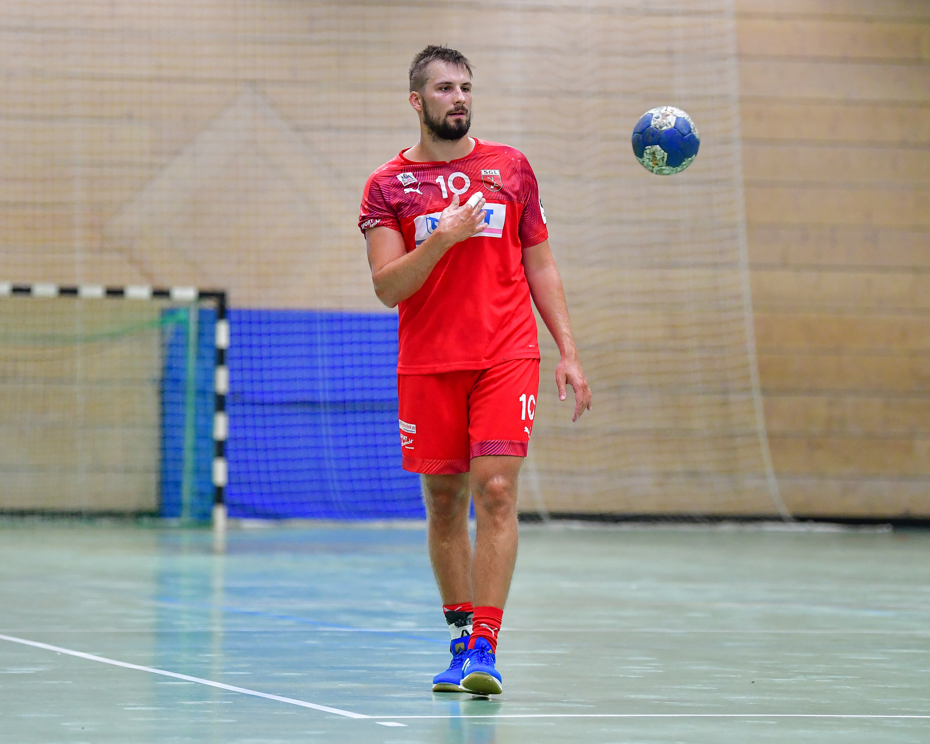 Maximilian Rolka von der Leutershausen wirft den Handball.