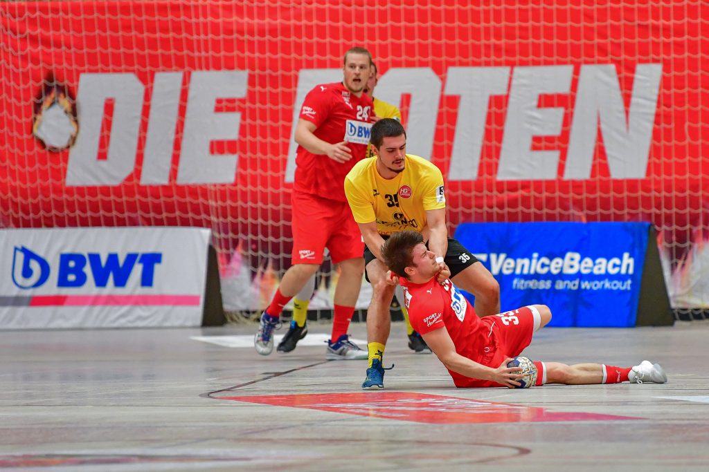 Yannick Muth im Zweikampf beim Handballspiel der SG Leutershausen gegen HG Oftersheim-Schwetzingen